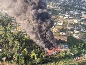 Incendio consume depósito de plásticos en Los Alcarrizos