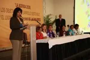 Vicepresidenta reclama igualdad salarial entre hombres y mujeres