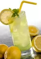Aunque los limones tengan un gusto ácido, en realidad tienen un efecto alcalinizante en nuestro cuerpo. Mantener tu cuerpo en un estado alcalino es clave para tener buena salud.
