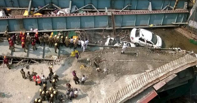 Al menos 15 muertos y varios atrapados al derrumbarse puente en construcción en India