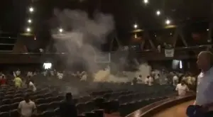 Encapuchados lanzan bomba lacrimógena en el Aula Magna