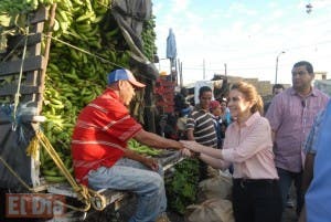 Carolina Mejía y comerciantes mercado Villa Consuelo firman acuerdo