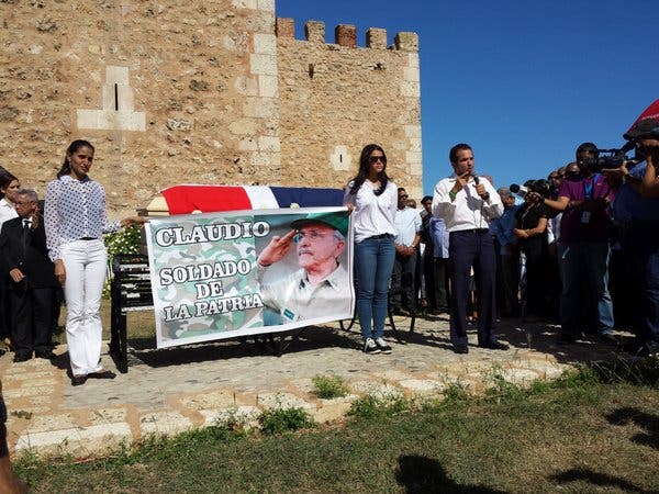 Cientos de personas despiden a Claudio Caamaño con acto en la Fortaleza Ozama