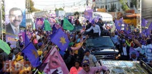 Danilo Medina encabeza marcha caravana en Santo Domingo Oeste