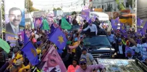 Danilo Medina encabeza marcha caravana en Santo Domingo Oeste