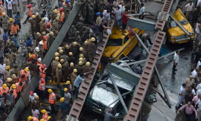 Aumentan a 16 los muertos en derrumbe de puente en India