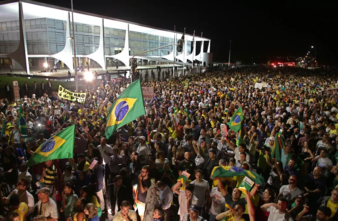 Centenares de brasileños siguen en las calles y exigen renuncia de Rousseff