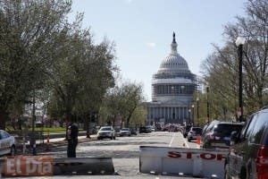 Policía hiere a hombre que sacó arma en Congreso de EEUU