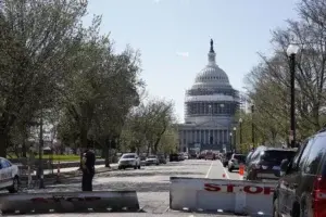 Policía hiere a hombre que sacó arma en Congreso de EEUU