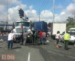 Se vuelca una patana en la avenida John F. Kennedy; tránsito congestionado