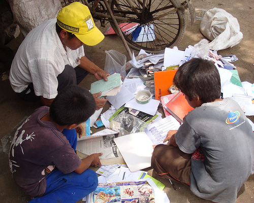 Día Mundial del Reciclador; trabajador que busca lo que otros desechan