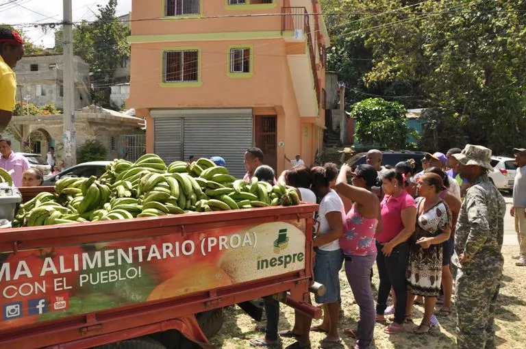 Inespre inicia venta de plátanos a cuatro pesos y pollos a RD$100