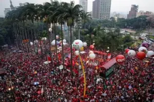 Miles de personas se manifiestan en Brasil a favor de Lula y Rousseff