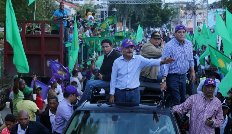 Danilo Medina encabeza marcha-caravana en barrios del Distrito Nacional