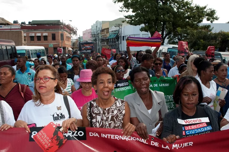 Mujeres marchan hacia el Palacio Nacional para entregar demandas