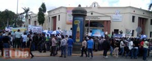 Cientos de médicos y enfermeras marchan hasta el Palacio Nacional