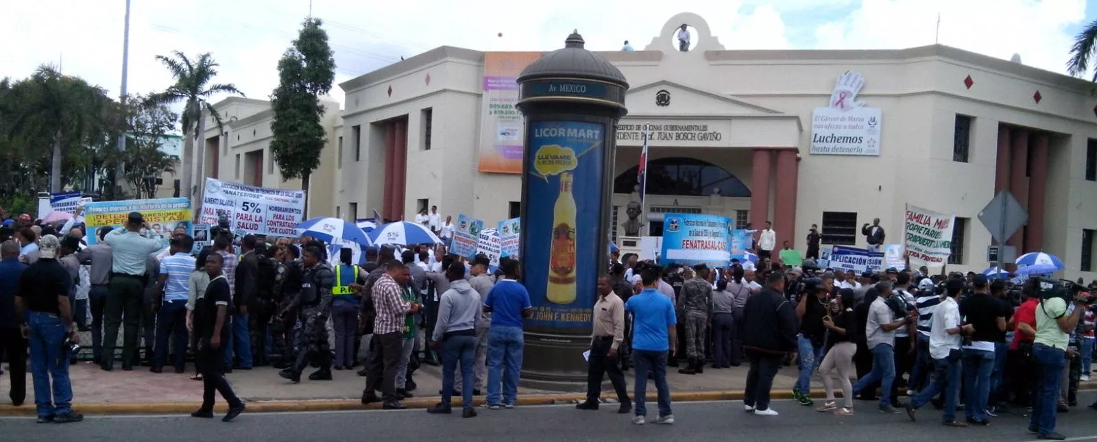 Cientos de médicos y enfermeras marchan hasta el Palacio Nacional