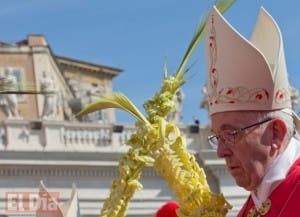 El papa bendice palmas y ramas de olivo, inicia Semana Santa