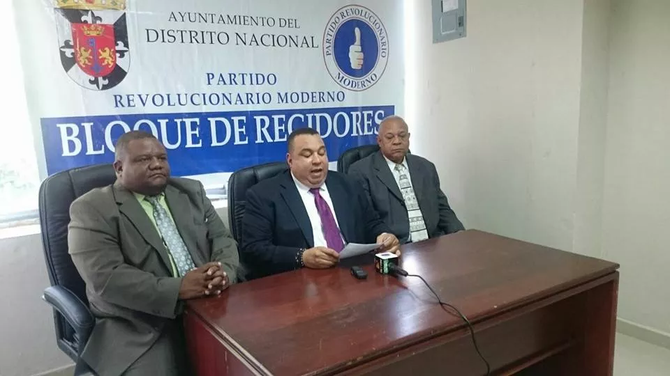 Tres regidores del PRM se van con Roberto Salcedo