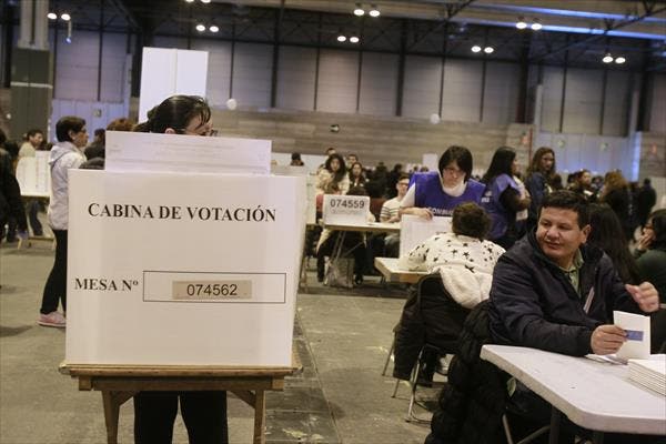 Peruanos eligen rival de Fujimori, luchan por segundo lugar