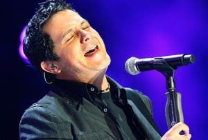 Alejandro Sanz homenajeado en Asunción por su postura contra violencia de género