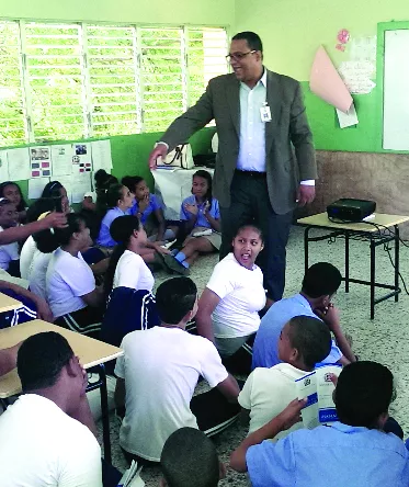 Defensor del Pueblo imparte charla jóvenes