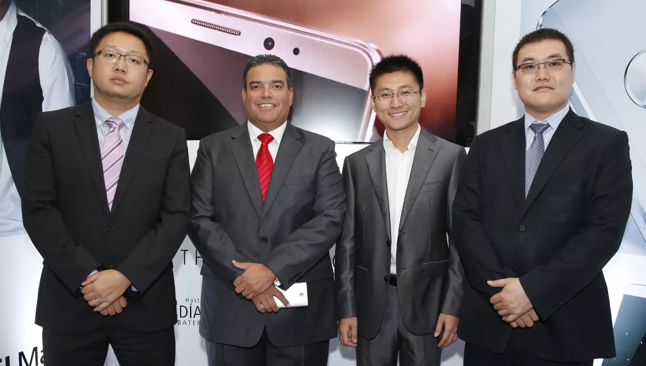 Huawei con smartphone Mate 8