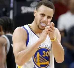 Stephen Curry y Kerr pagarán multas de 25.000 dólares por criticar árbitros