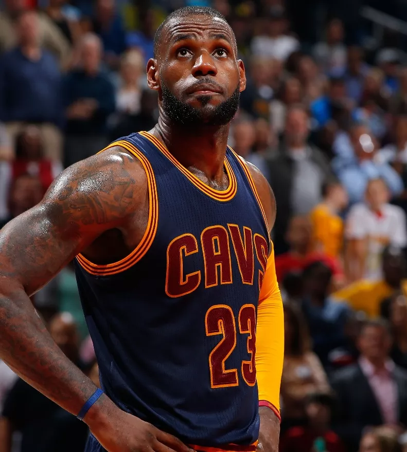 LeBron James y J.J.  Barea brillan en la NBA