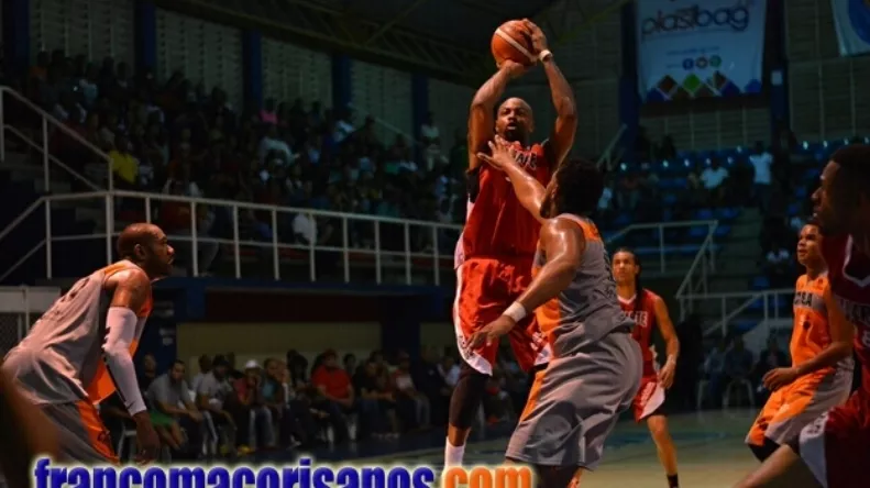 Club Juan Pablo Duarte va delante torneo de baloncesto superior