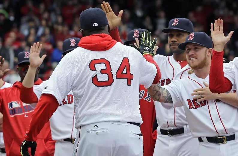 Boston sorprende a David Ortiz con su hija cantando himno de EEUU