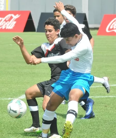 Notre Dame continúa invicto fútbol Coca Cola