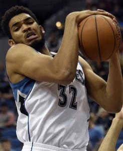 Karl Anthony Towns batalló ante Davis, pero sus Wolves perdieron