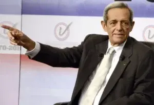 Hatuey De Camps está recluído en un centro de salud por neumonía