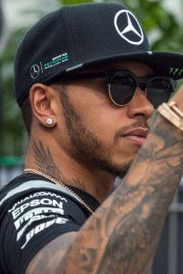 Lewis Hamilton es penado por reemplazar caja de cambio