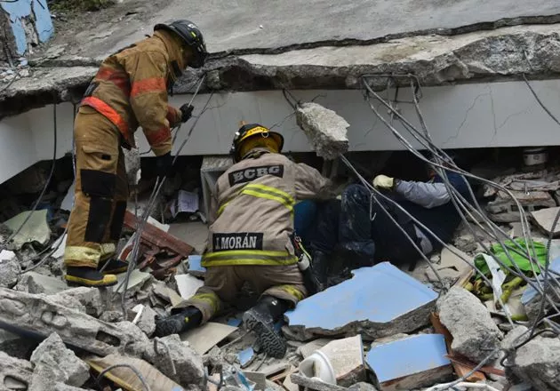 Aumenta a 350 cifra de muertos por terremoto en  Ecuador