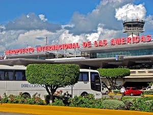 Avión de American Airlines recoge pasajeros estaban varados en AILA por suspensión de vuelos