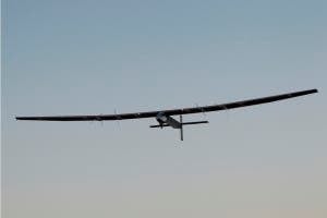 Avión Solar Impulse 2 reanuda vuelta al mundo sin usar combustible