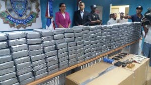 Apresan dos hombres tras ocuparle 320 paquetes de cocaína en Haina