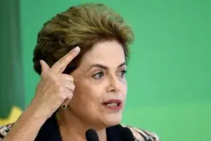 Rousseff atribuye a calumnias de la prensa denuncias de que recibió sobornos