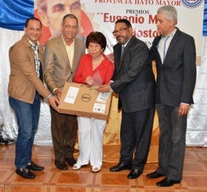 Senador reconoce estudiantes y profesores meritorios de Hato Mayor