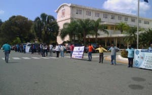 Profesores y estudiantes de la UASD realizan cadena humana en demanda presupuesto