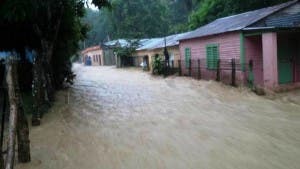 Lluvias ocasionan inundaciones y arrasan asfalto en Gaspar Hernández