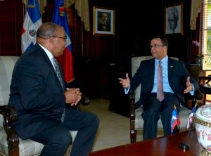 Andrés Navarro recibe al canciller haitiano Pierrot Delienne