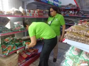 En el Barrio Chino decomisan miles de productos vencidos