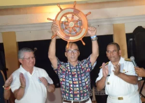 El vicealmirante (r) Iván Peña Castillo, uno de los ganadores de la Regata de Veleros. Junto a él comandante general de la Armada Edmundo Néstor Félix Pimentel.