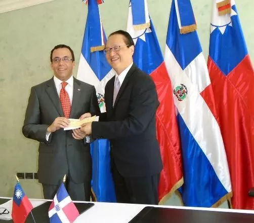 Embajador de Taiwán entrega primera partida para la construcción edificio de tecnologías de Cancillería