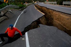 Se eleva a 525 el número de muertos por potente sismo en Ecuador