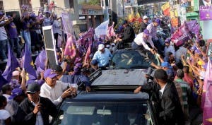 Danilo Medina recorre calles de Boca Chica y La Caleta