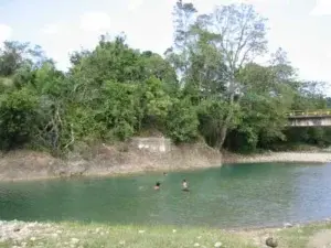 Niño de 11 años muere ahogado al bañarse en el río Camú